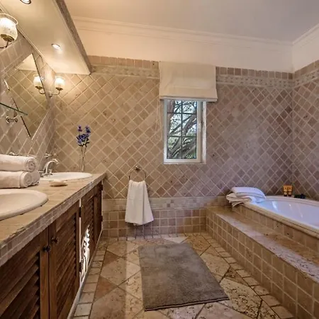 Βίλα Sleeps 8 Pool Air Con T479975 *
